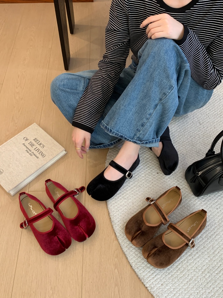 2026 New French Retro Velvet Mary Jane Shoes Women Flat Single Shoes One-Strap Split Toe