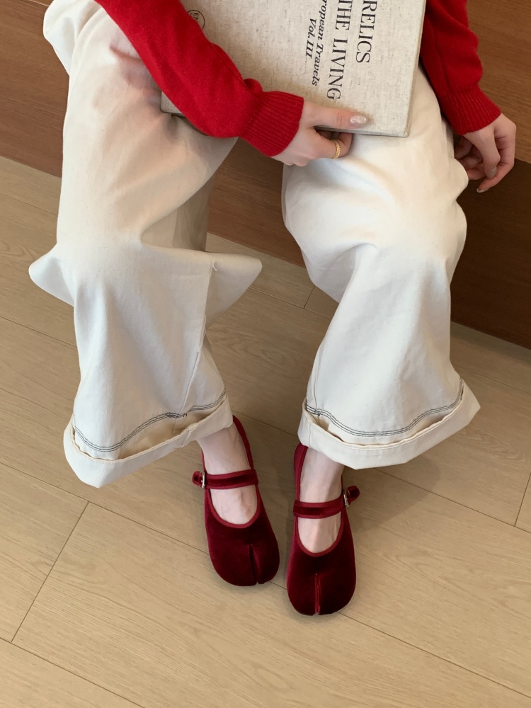 2026 New French Retro Velvet Mary Jane Shoes Women Flat Single Shoes One-Strap Split Toe - Image 3