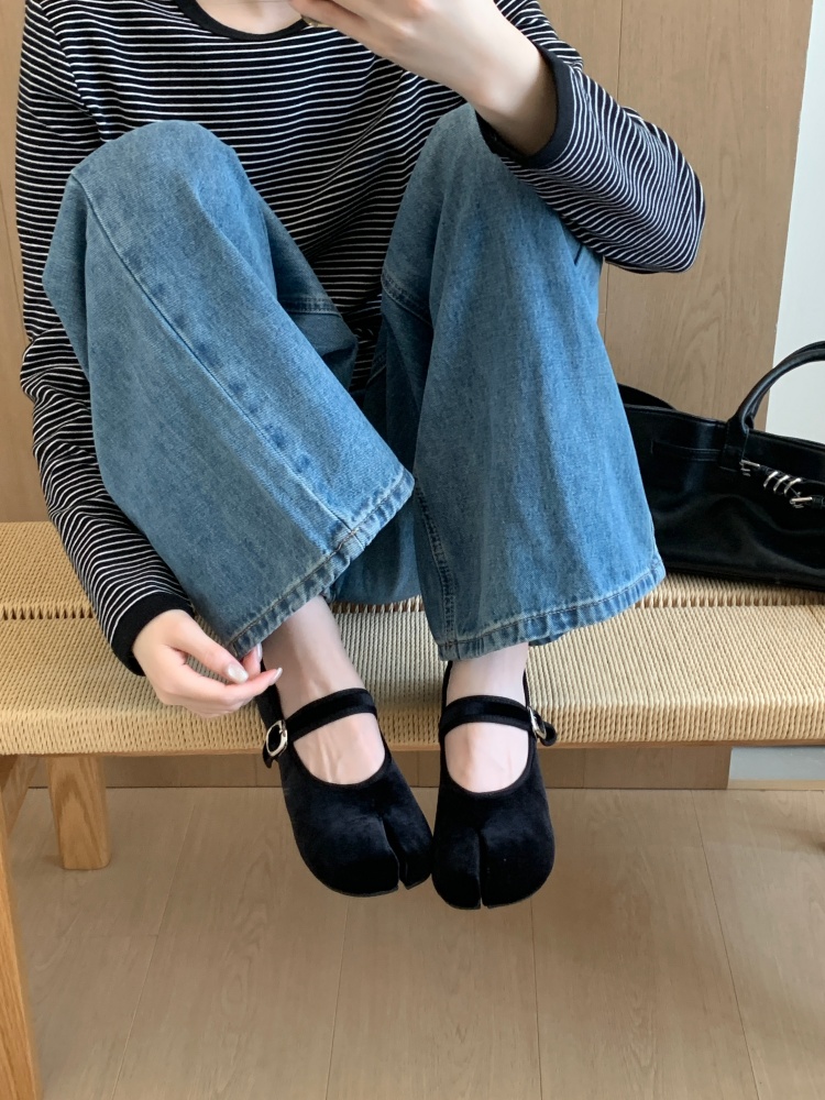 2026 New French Retro Velvet Mary Jane Shoes Women Flat Single Shoes One-Strap Split Toe - Image 4